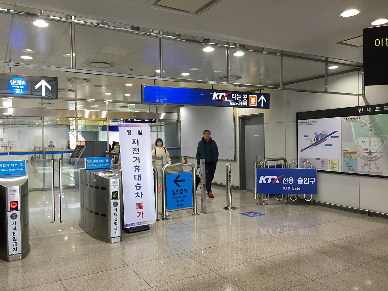 인천국제공항역 공항철도 대합실과 개찰구