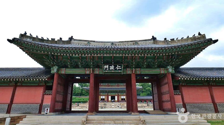 Injeongmun Gate, Changdeokgung in Seoul
