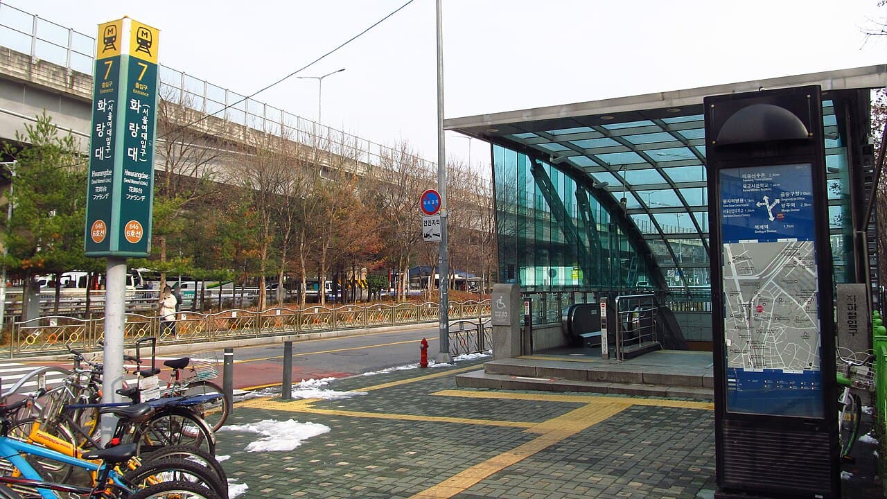 서울 지하철 역사 밖 유리 엘리베이터. 관광 지도의 출구 번호와 다를 수 있다