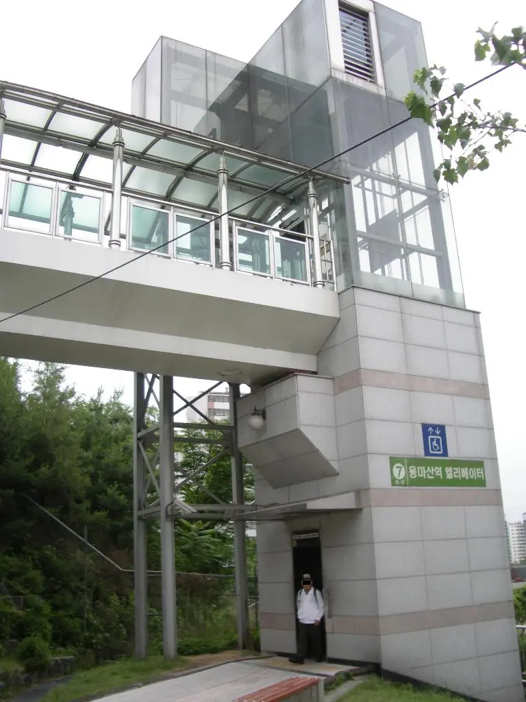 서울 지하철 역사 출입구 쪽 엘리베이터