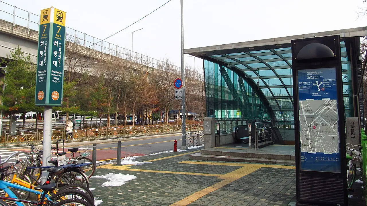 서울 지하철 역사 밖 유리 엘리베이터. 관광 지도의 출구 번호와 다를 수 있다